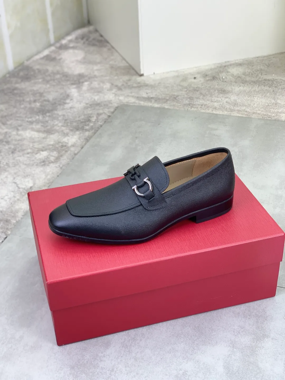 Men's men's shoes 💰P600💰[New model] High quality water-dyed cowhide 🆘[Salvatore Ferragamo] Ferragamo's latest casual business leather shoes for men! Listed simultaneously! The fabric is made of specially imported original calfskin, and the interior is made of imported water-dyed cowhide. It is absolutely luxurious and leads the fashion trend. High-end rubber outsole, size: 38-44 (45 and 46 can be customized) 5️⃣ colors available